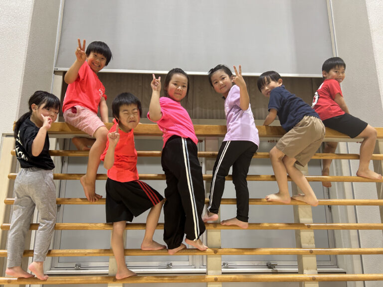 肋木に登る小学生