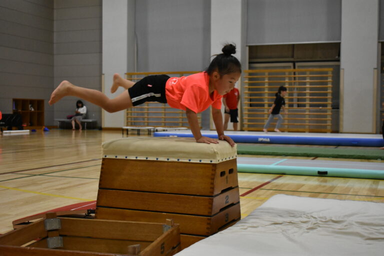 跳び箱に挑戦する子ども