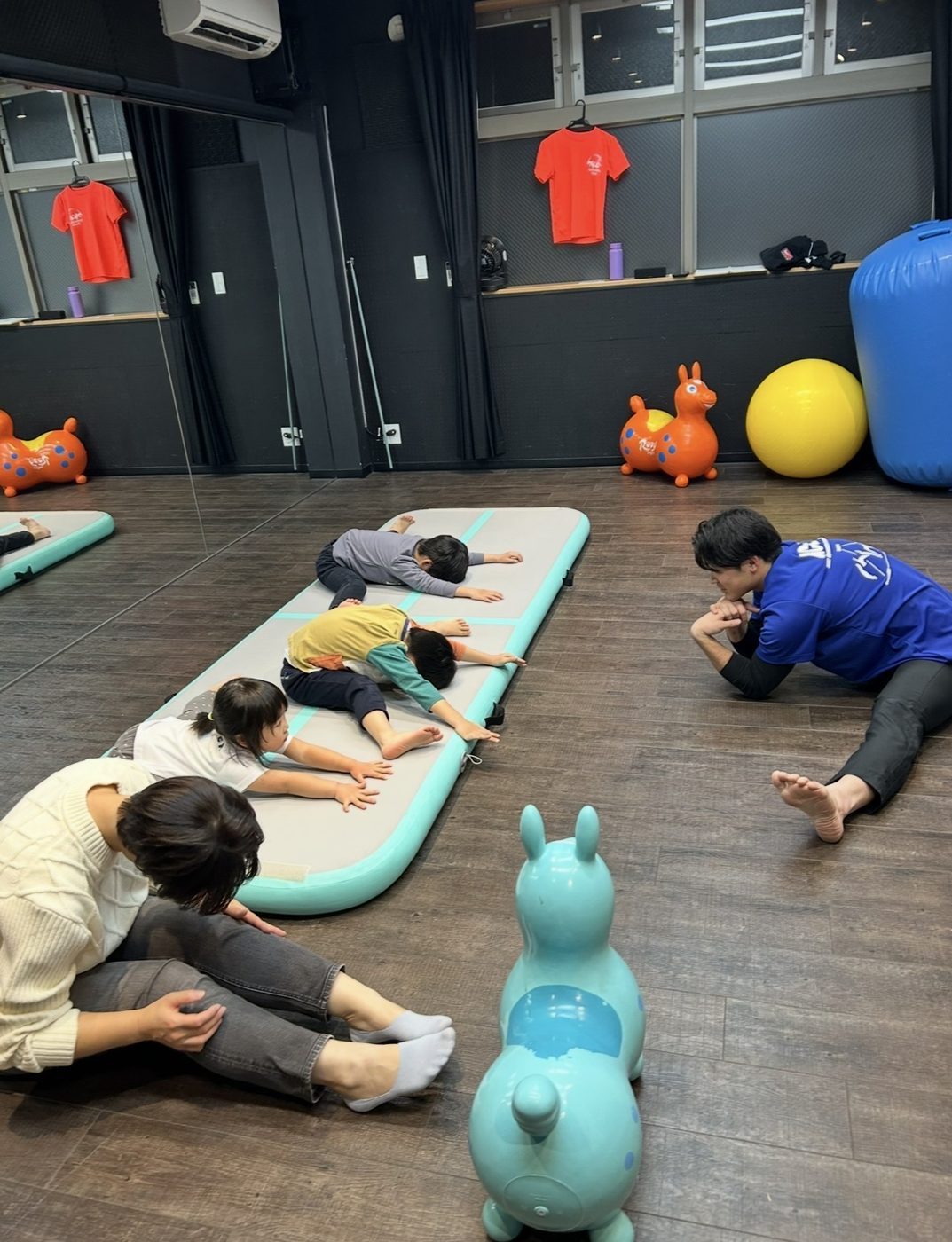 親子でストレッチをする子どもたちと先生