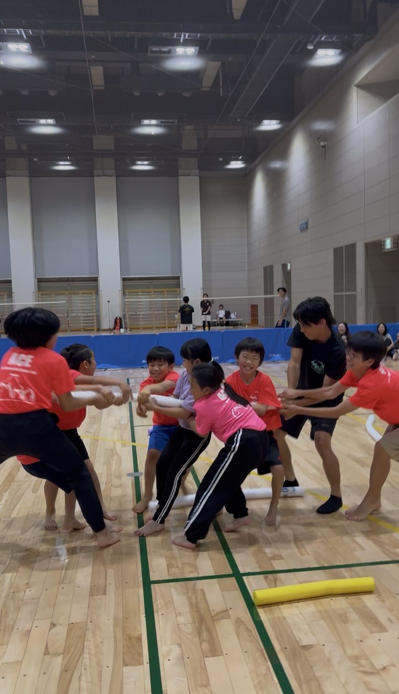 綱引きで盛り上がる子どもたちと先生